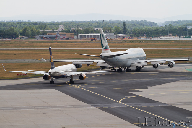 Islandair, Boeing 757-200, TF-FIU & Cathay Pacific Airways, Boeing 747-400, B-HKT